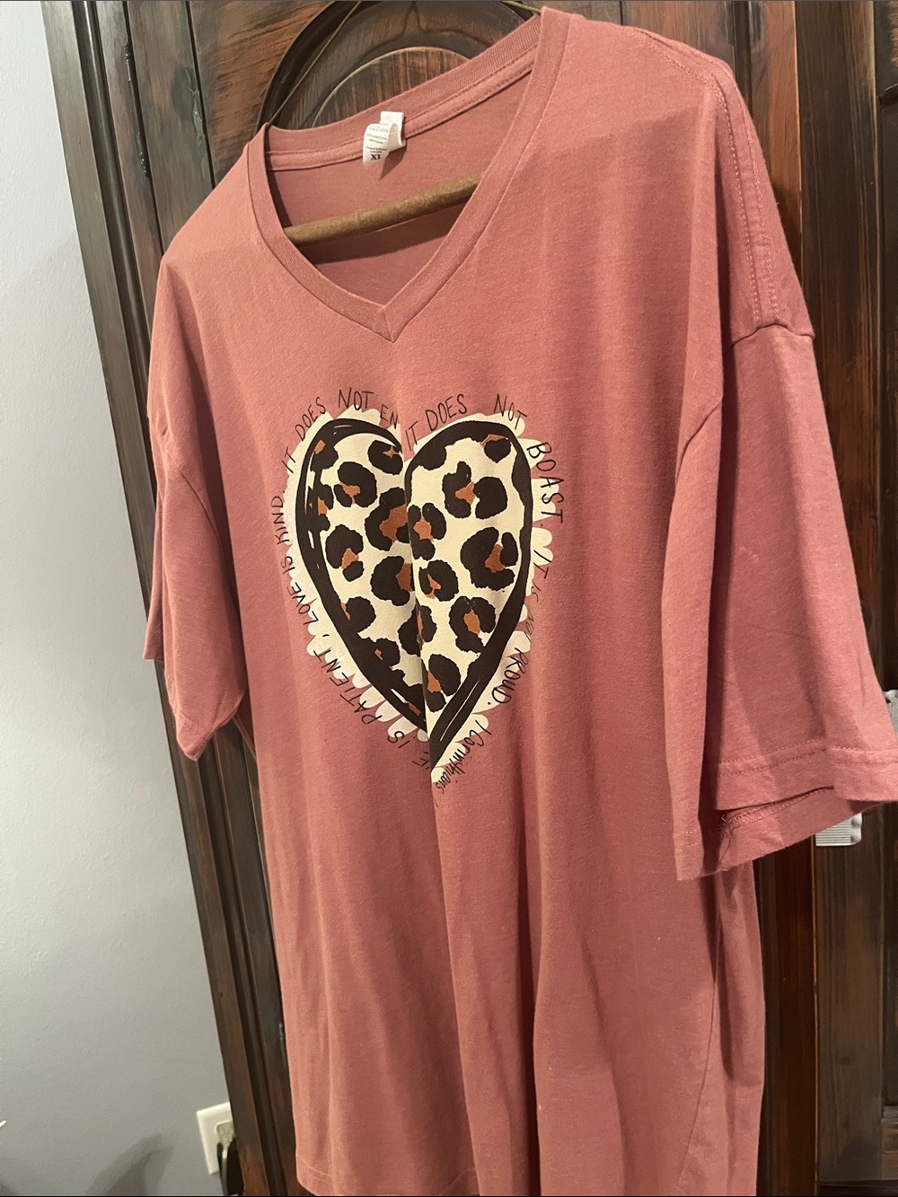 Women's Mauve Heart Leopard Graphic V-Neck Tee